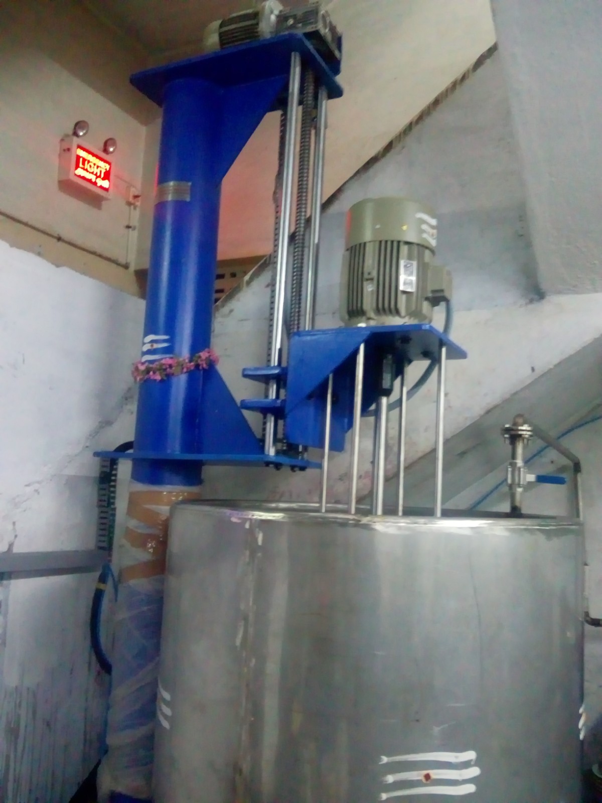 Heavy-duty hydraulic lifting industrial color mixing stirrer by Axel Engineering Company.